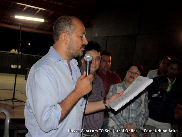 O prefeito Rob&eacute;rio Oliveira l&ecirc; para os presentes alguns do primeiros artigos do c&oacute;digo