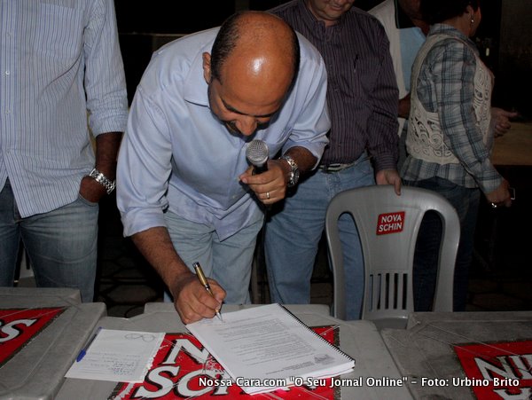 Aqui o momento da assinatura em que o prefeito sanciona a nova lei, que vem ordenar todo o sistema de tr&acirc;nsito de Eun&aacute;polis