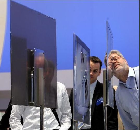 Elas parecem de mentira, mas as televis&otilde;es da foto funcionam de verdade, mesmo tendo uma espessura incrivelmente fina -- menor que 1 cm (ou seja, mais finas que um iPad, que tem 1,34 cm) - Foto: Wolfgang Kumm/EFE