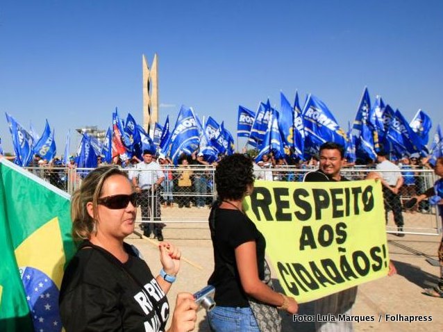 Manifestantes pr&oacute; e contra Joaquim Roriz protestam em frente ao Supremo Tribunal Federal durante julgamento da Ficha Limpa 