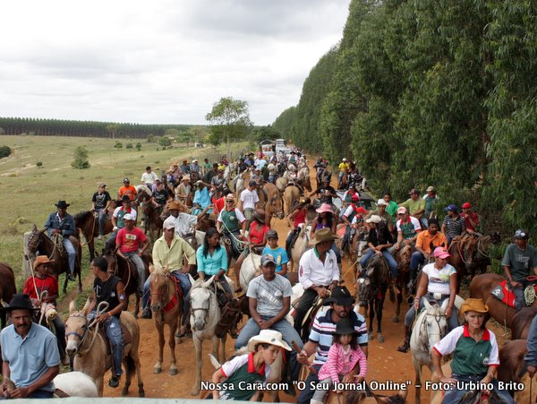Cavalgada margeia a planta&ccedil;&atilde;o de eucalipto da Veracel durante o percurso 