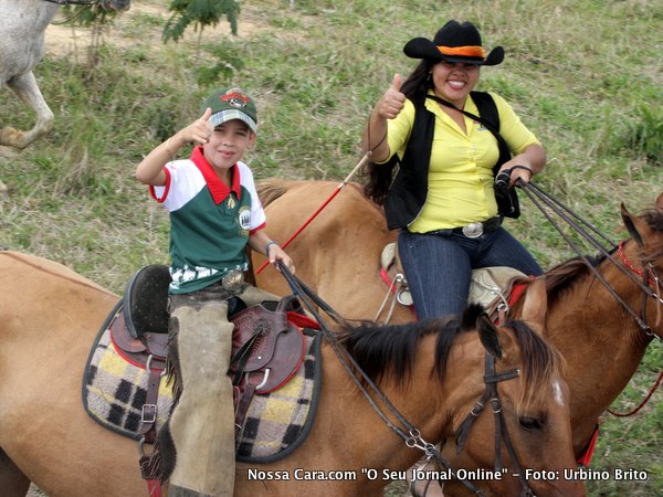 O pequeno caowboi Guga filho do Coelho e Joelma do Ponto do Maneca cavalga ao lado de Alba Menezes 