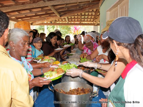 O almo&ccedil;o sendo servido pela comunidade todos os presentes sairam satisfeitos