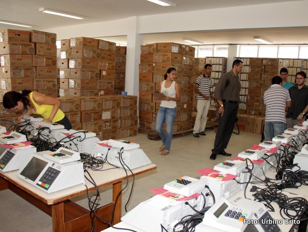 Funcion&aacute;ria da justi&ccedil;a prepara a urna para aer lacrada