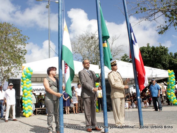 Da esq/direita Maria Menezes vice prefeita e sec. M. de Ação Social, o prefeito de Eunápolis Robério Oliveira e o Major PM Roberto Carmo comandante da 7ª CIPM. 