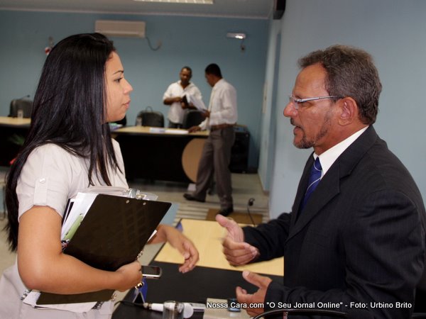 A secret&aacute;ria de S&uacute;de Edna Alves conversa com o vereador Normando Torres