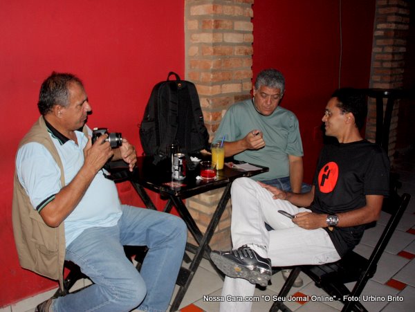 Nesta imagem Jo&atilde;o Bahia sendo entrevistado pelos colegas Paulo Barbosa e Teoney Guerra