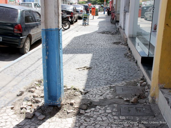 Aqui retiram as pedras portuguesas do p&eacute; do poste e n&atilde;o consertaram vejam o estado da cal&ccedil;ada 