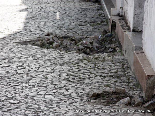 Caramba? uma avenida que &eacute; o principal cart&atilde;o postal da cidade e a cal&ccedil;ada neste estado o que v&atilde;o pensar os nossos visitantes