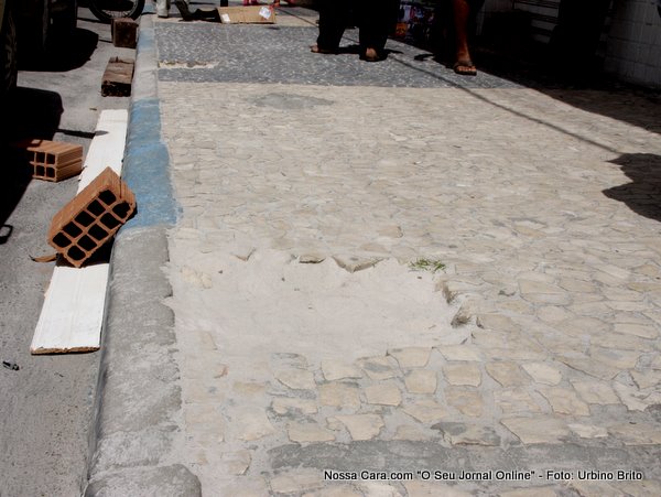 Este &eacute; quase na esquina com Duque de Caxias al&eacute;m do buraco que j&aacute; &eacute; antigo ainda tem restos de madeira e lajotas no meio da rua