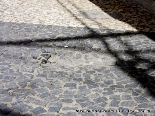 Aqui consertaram a cal&ccedil;ada e deixar uma depress&atilde;o que pode provocar um acidente em um cidad&atilde;o desavisado que pisar ai