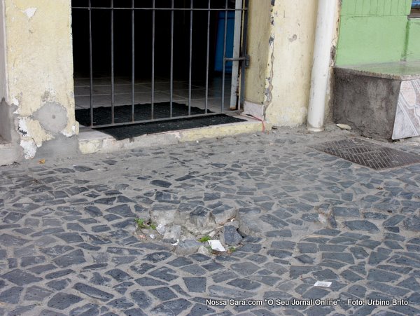 Aqui vc v&ecirc; a grade do port&atilde;o do escrit&oacute;rio do Nossa Cara.com e ao lado a cal&ccedil;ada do pr&eacute;dio de tio lucas