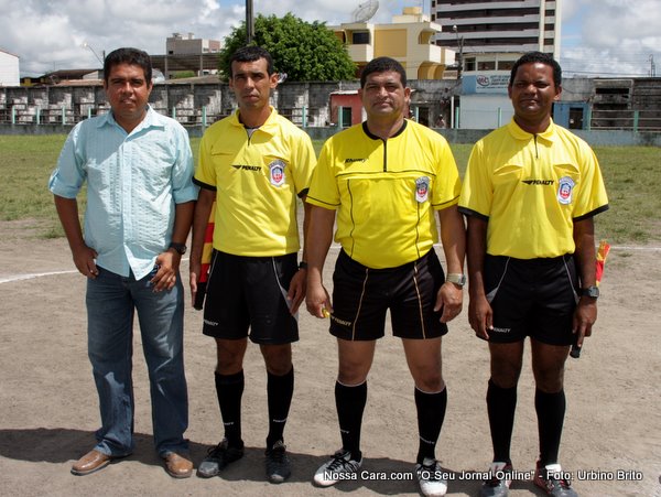 Trio de arbitragem tendo como &aacute;rbitro central Juscelino e de camisa verde Jos&eacute; Carlos Aleluia diretor de arbitragem da Liga de Futebol de Eun&aacute;polis