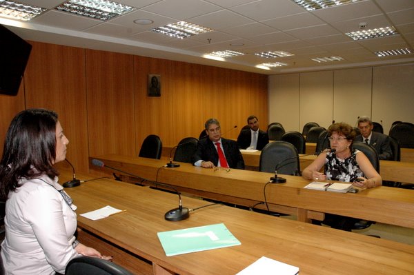 Deputada presidindo reuni&atilde;o da Comiss&atilde;o