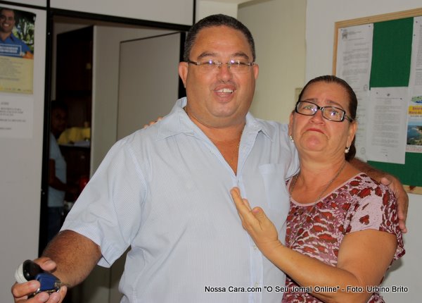 Tereza recebe o abra&ccedil;o do secret&aacute;rio Maia