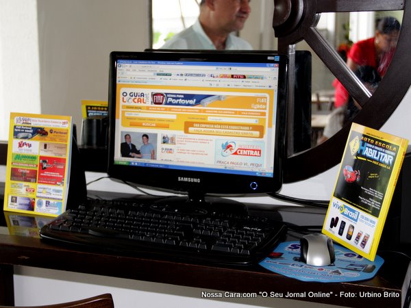 A p&aacute;gina principal do site do Guia Local sendo exibida no computador