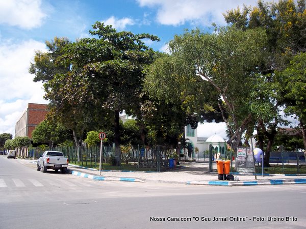 A pra&ccedil;a Frei Calixto vista da esquina da Av. Duque de Caxias 