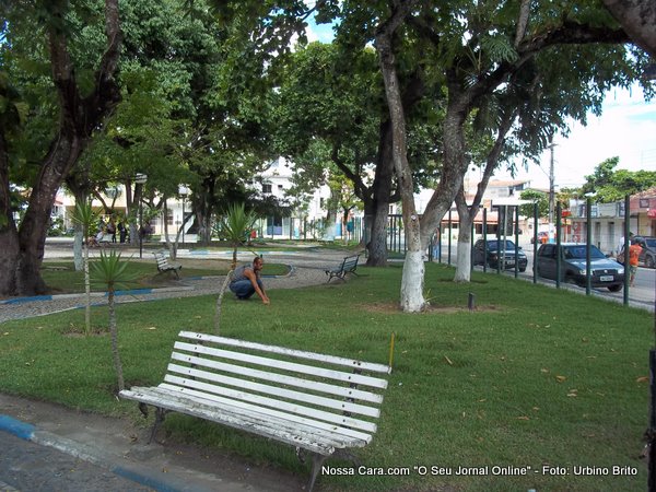 Imagem feita a partir da entrada da da esquina da Duque de Caxias, j&aacute; podemos notar falta de placas da grama