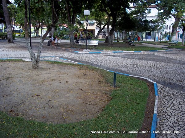 Aqui falta grama e a irriga&ccedil;&atilde;o deve ter muito tempo que n&atilde;o &eacute; feita