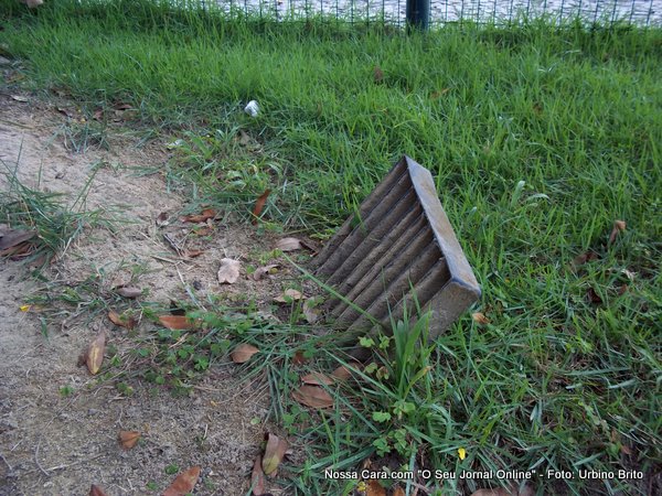 Mais grades de refletores sendo carcomida pela ferrugem &eacute; o dinheiro dos impostos do contribuinte indo pro ralo
