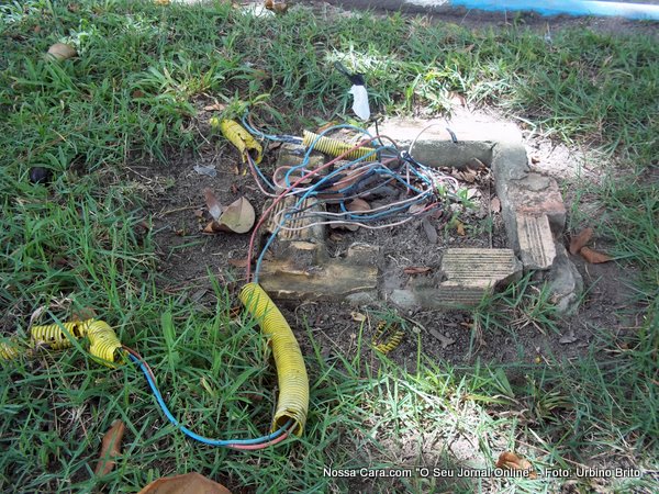 Fios expostos infraestrutura vamos evitar um problema maior e consertar issso