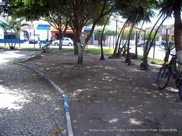 Um canteiro inteiro sem grama e com indicios de que irriga&ccedil;&atilde;o nem passa perto daqui