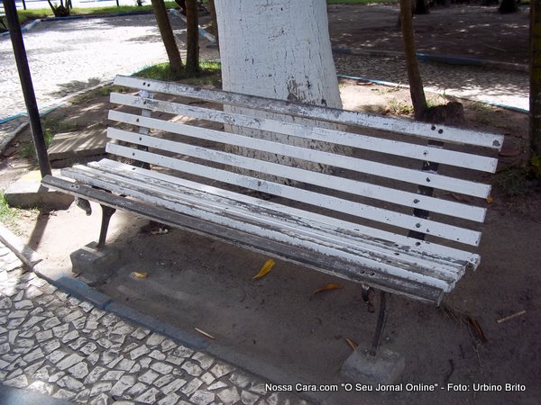 Um canteiro inteiro sem grama e com indicios de que irriga&ccedil;&atilde;o nem passa perto daqui