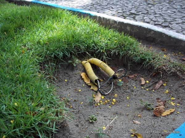 Mais fios de energia expostos