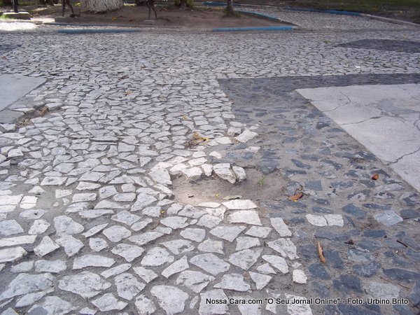 Buracos no piso da pra&ccedil;a