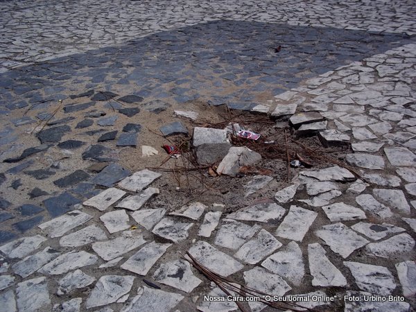 Mais buracos no piso da pra&ccedil;a &eacute; dinheiro do contribunte que vai pro ralo