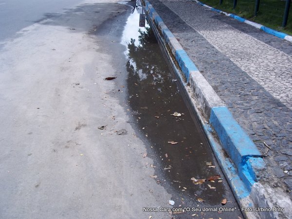 nesta imagem os restos da &aacute;gua que forma um grande lago na conflu&ecirc;ncia das rua Conselheiro e Olavo Bilac quando chove forte todos j&aacute; conhecem