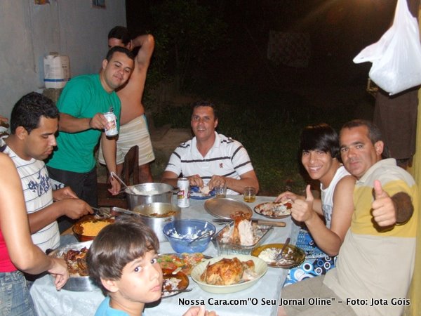 Sentado na cabe&ccedil;a da mesa (camisa listrada) Deldi Ferreira celebra o Natal com amigos e perentes