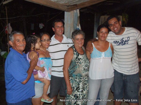 Da esq/direita Augustinho Ferreira (de azul), Deldi Ferreira (camisa branca listrada), Ana Damasceno Costa, e Luiz Eduardo mais duas amigas 