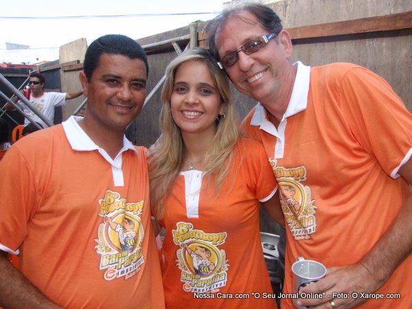 De oculos George (Giovanne Comida Caseira) com amigos