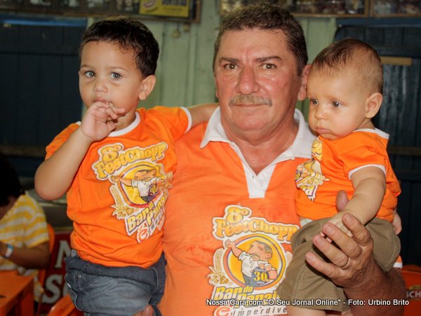 Paraiba o dono da festa posa para a nossa lente com os netos