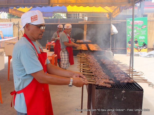 Severo sempre trabalha neste evento assando o churrasco