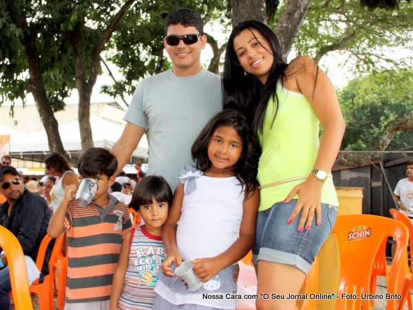 Silvio Naziozeno e a esposa Edna (atual secret&aacute;ria Municipal de Sa&uacute;de) com os filhos e sobrinhos