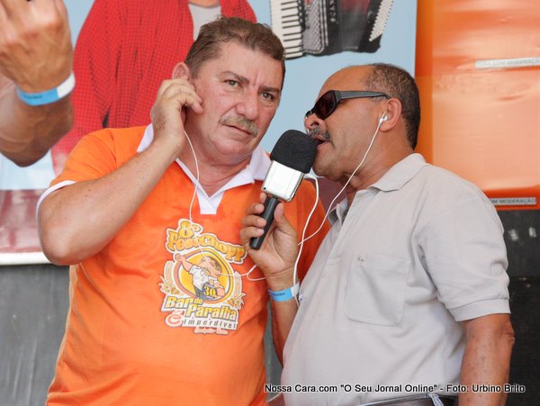 O radialista Evandro Lima entrevista o organizador da festa Paraiba do Bar do Paraiba