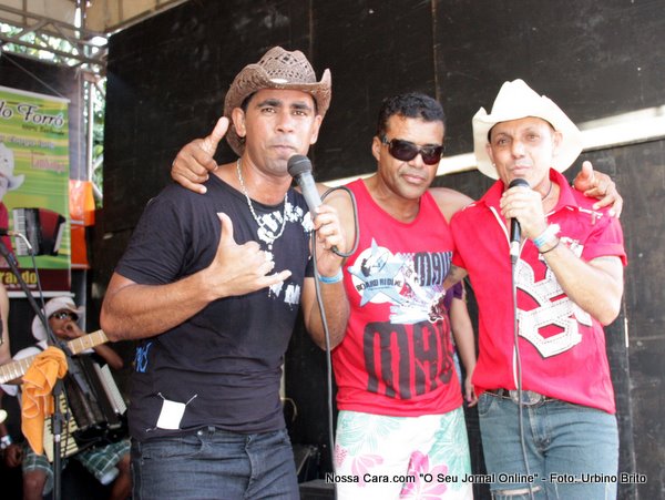 O canto Alex com Pedro Macaxeira e um amigo que se apresentaram e fizeram o p&uacute;blico dan&ccedil;ar