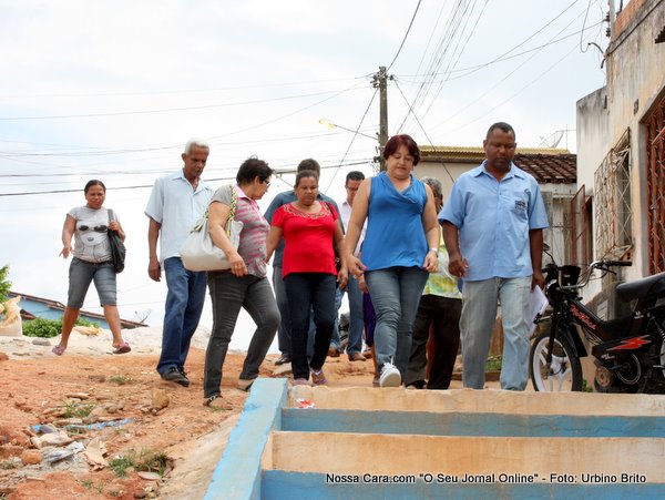 Nesta imagem a comitiva come&ccedil;a a descer a escada que foi construida recentemente pela prefeitura