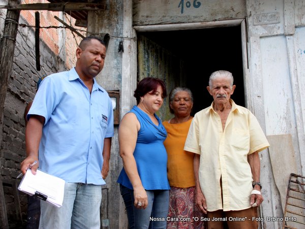 A secret&aacute;ria e vice prefeita Maria Menezes com o morado do n&uacute;mero 106 da Travessa Liberdade Aloisio Dias 