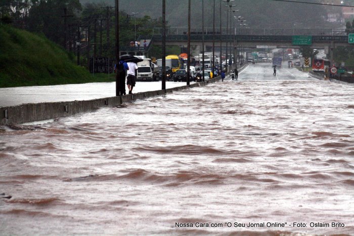 Chuva alagamento na cidade de S&atilde;o Paulo, alagamento na Rod. raposo Tavares nos dois sentidos com varios ve&iacute;culos alagados