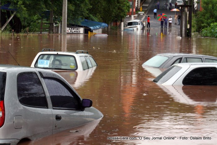 Chuva alagamento na cidade de S&atilde;o Paulo, alagamento na Rod. raposo Tavares nos dois sentidos com varios ve&iacute;culos alagados