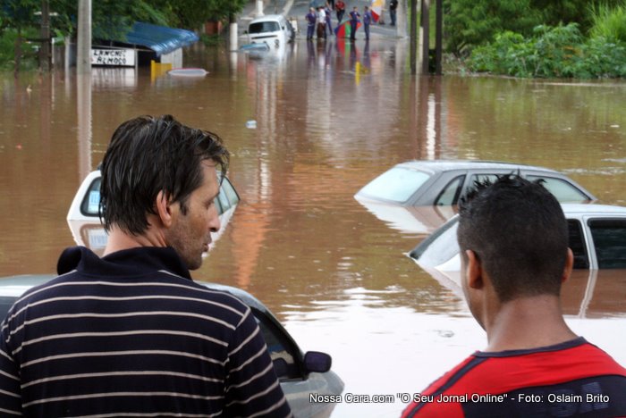 Chuva alagamento na cidade de S&atilde;o Paulo, alagamento na Rod. raposo Tavares nos dois sentidos com varios ve&iacute;culos alagados