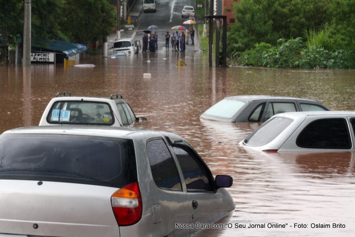 Chuva alagamento na cidade de S&atilde;o Paulo, alagamento na Rod. raposo Tavares nos dois sentidos com varios ve&iacute;culos alagados