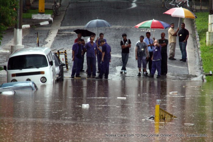 Chuva alagamento na cidade de S&atilde;o Paulo, alagamento na Rod. raposo Tavares nos dois sentidos com varios ve&iacute;culos alagados