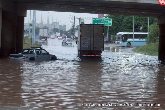 Chuva alagamento na cidade de S&atilde;o Paulo na foto Marginal Tiet&ecirc; pista sentido Duta pista local embaixo da ponte da Freguesia do &Ograve;