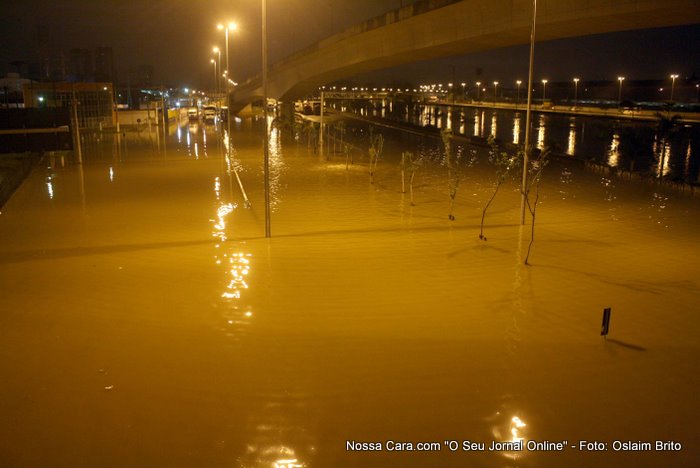 Chuva alagamento na cidade de S&atilde;o Paulo na foto Marginal Tiet&ecirc; pista sentido Duta pista local embaixo da Anhanguera no horario das 5 horas manh&atilde;