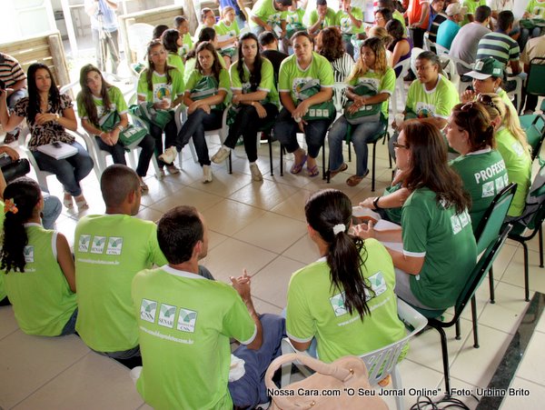 Aqui os estudantes divididos em grupos de trabalho antes de ir para o campo