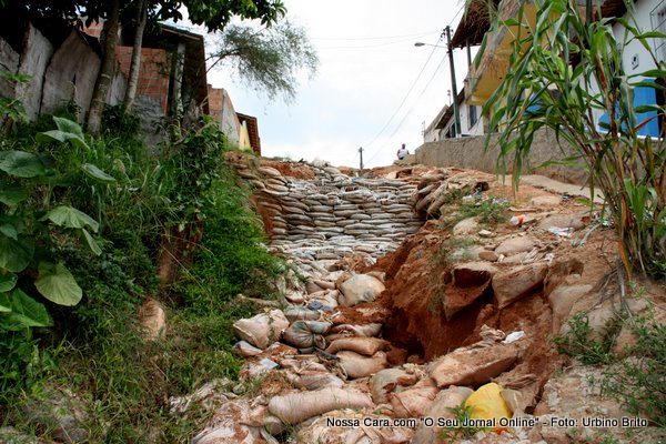 Aqui vemos o muro de arrimo que a prefeitura construiu onde tinha uma grande eros&atilde;o